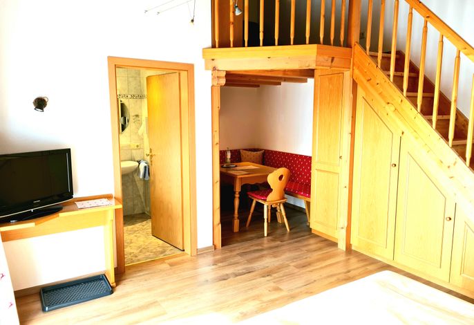 Doppelzimmer im Nebengebäude, Dusche/WC/Balkon, TV, Safe, W-LAN, Zusatzliege