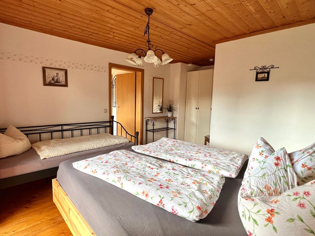 Schlafzimmer mit Zirbenbett