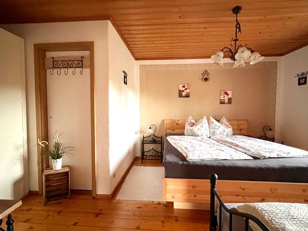 Schlafzimmer mit Zirbenbett