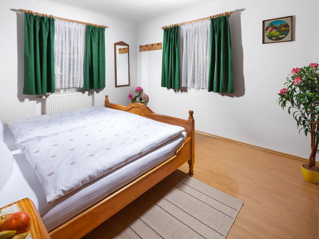 Schlafzimmer m. gr. Doppelbett, Kopf - u. Fußteil höhenverstellbar, Kleiderschrank