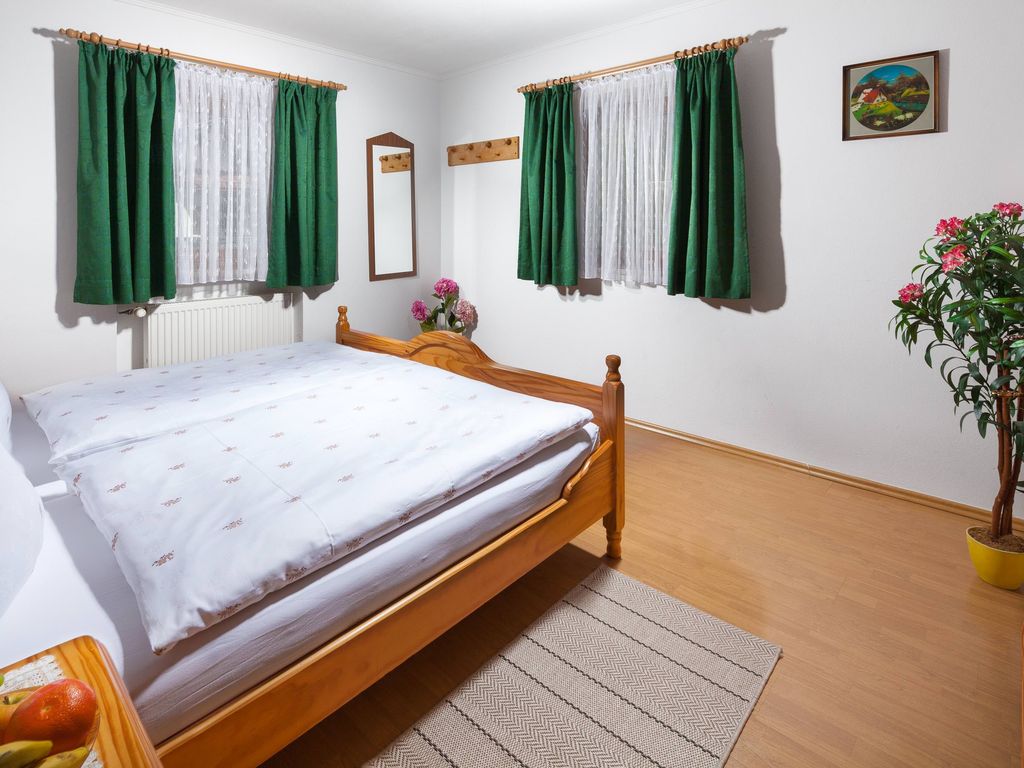 Zwei Schlafzimmer m. Doppelbett u. 2 Einzelbetten, Kleiderschrank,