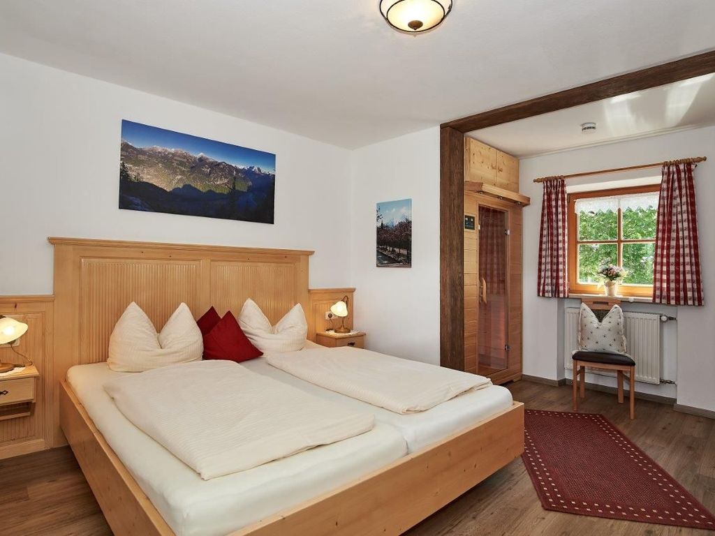 Schlafzimmer 1 mit Infrarotkabine und Bad