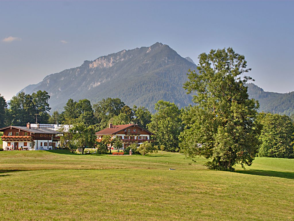 Unser Bauernhof umgeben von saftigen Wiesen