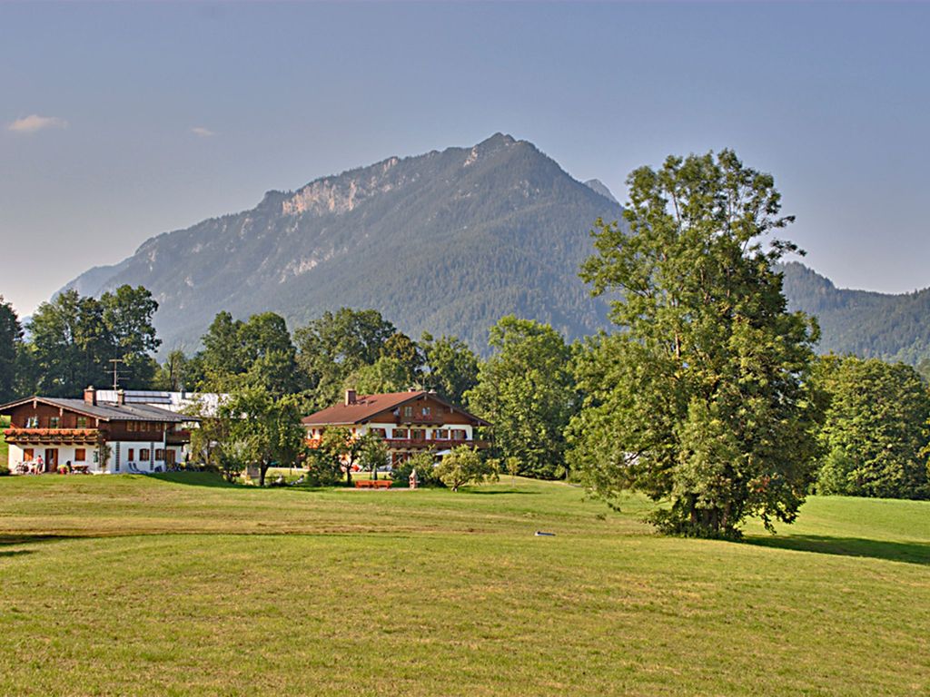 Unser Bauernhof umgeben von saftigen Wiesen