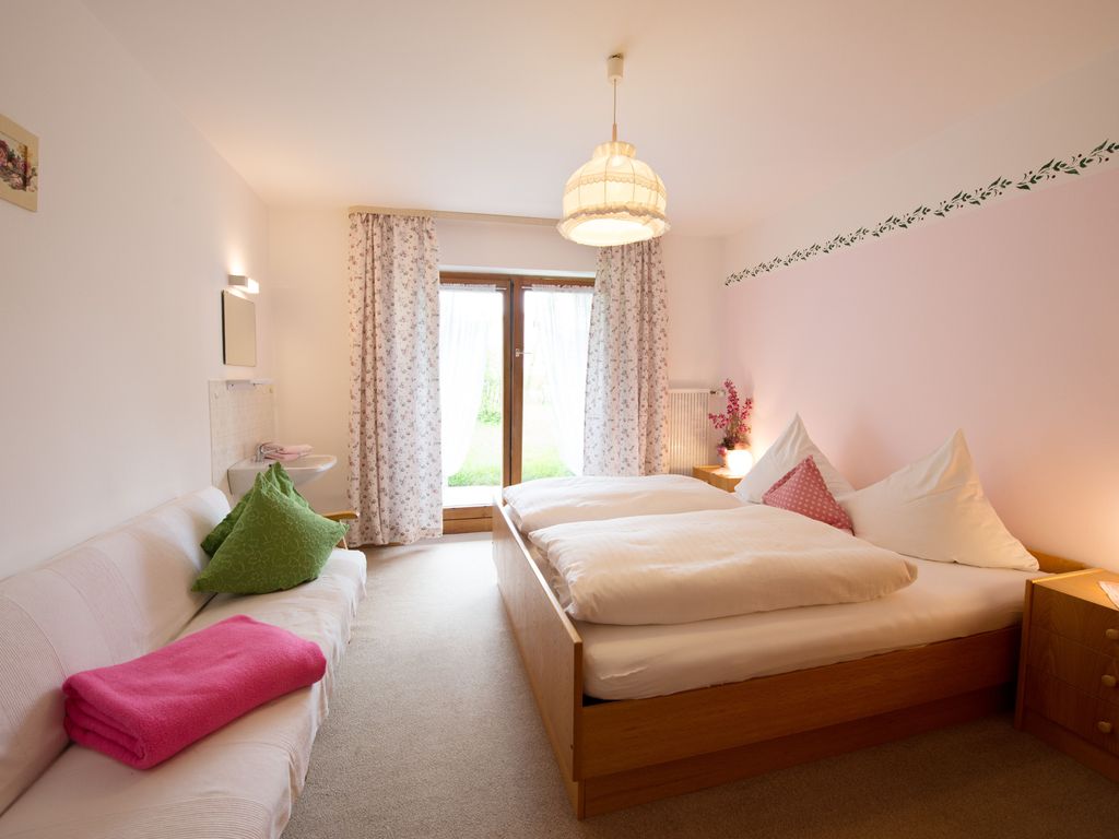 Schlafzimmer 1