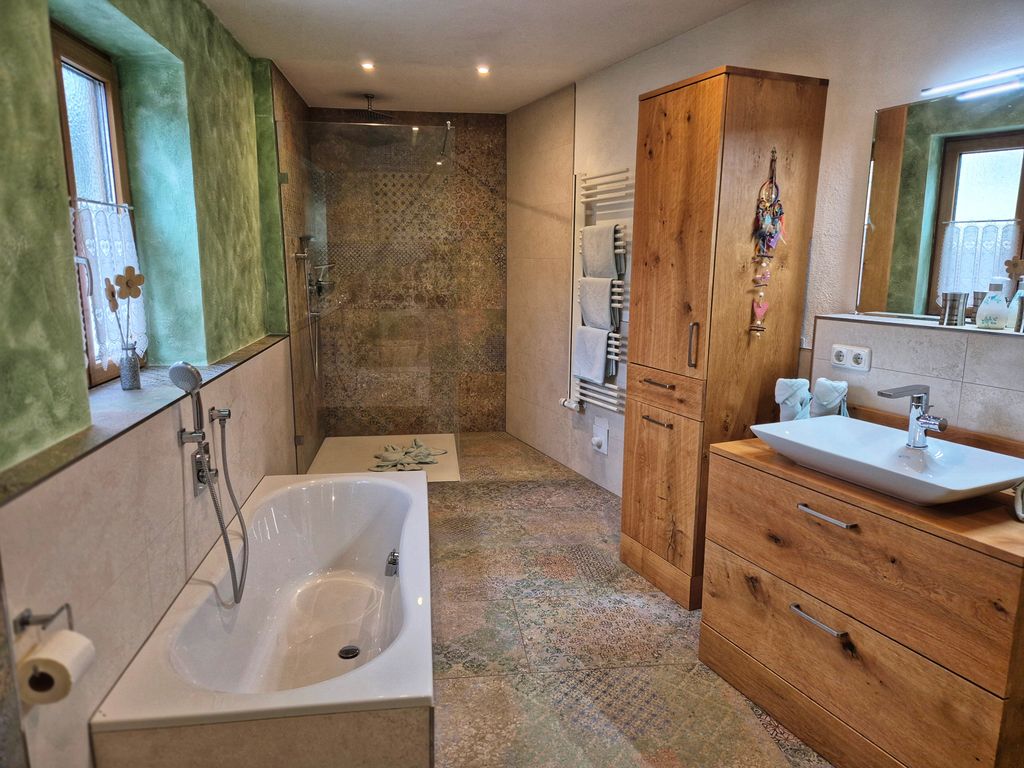 geräumiges Bad mit ebenerdiger Dusche und Badewanne. Eichen-Holzmöbel vom Schreiner handgefertigt