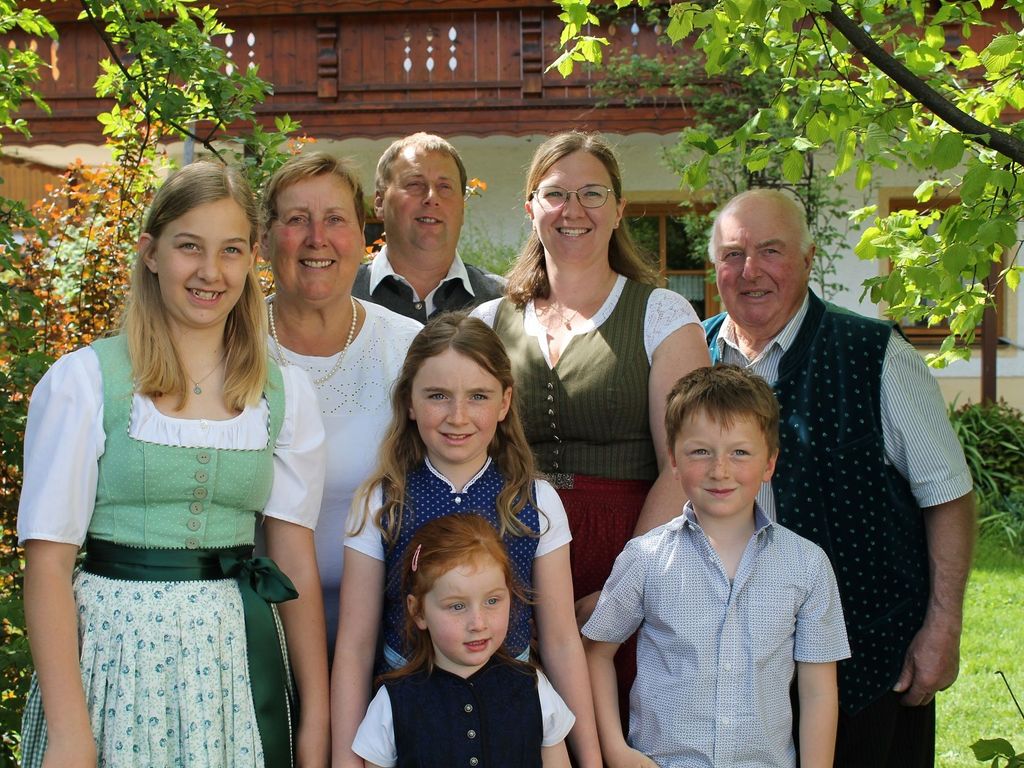 Fam Stockhammer Oma Annelies Opa Hans Bäuerin Nicole Bauer Bernhard mit Anna,Christina,Michael und Maria