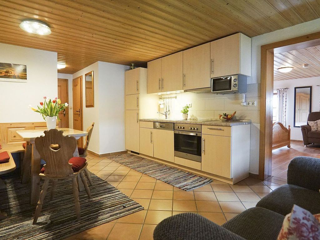 Küche mit Essecke und Sofa