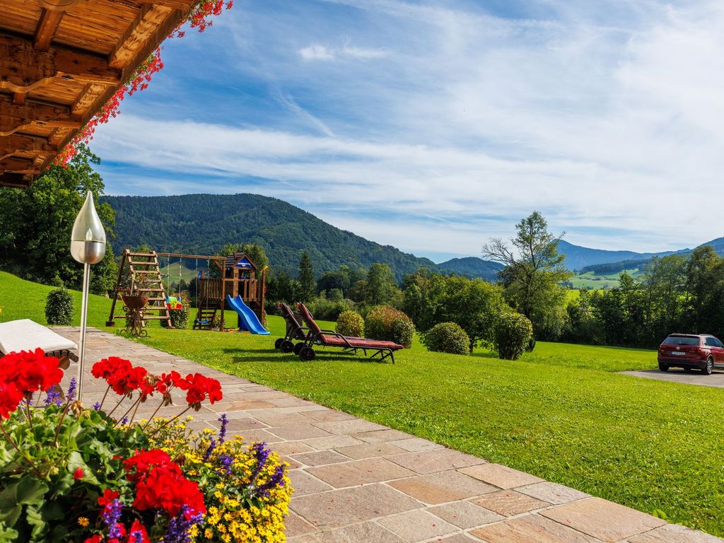 Liegewiese mit Spielplatz
