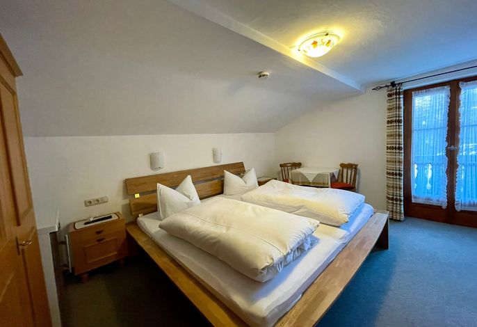 Doppelzimmer Etagendusche+WC/Balkon Nr. 8, Sitzgruppe, Dachgeschoss 13qm