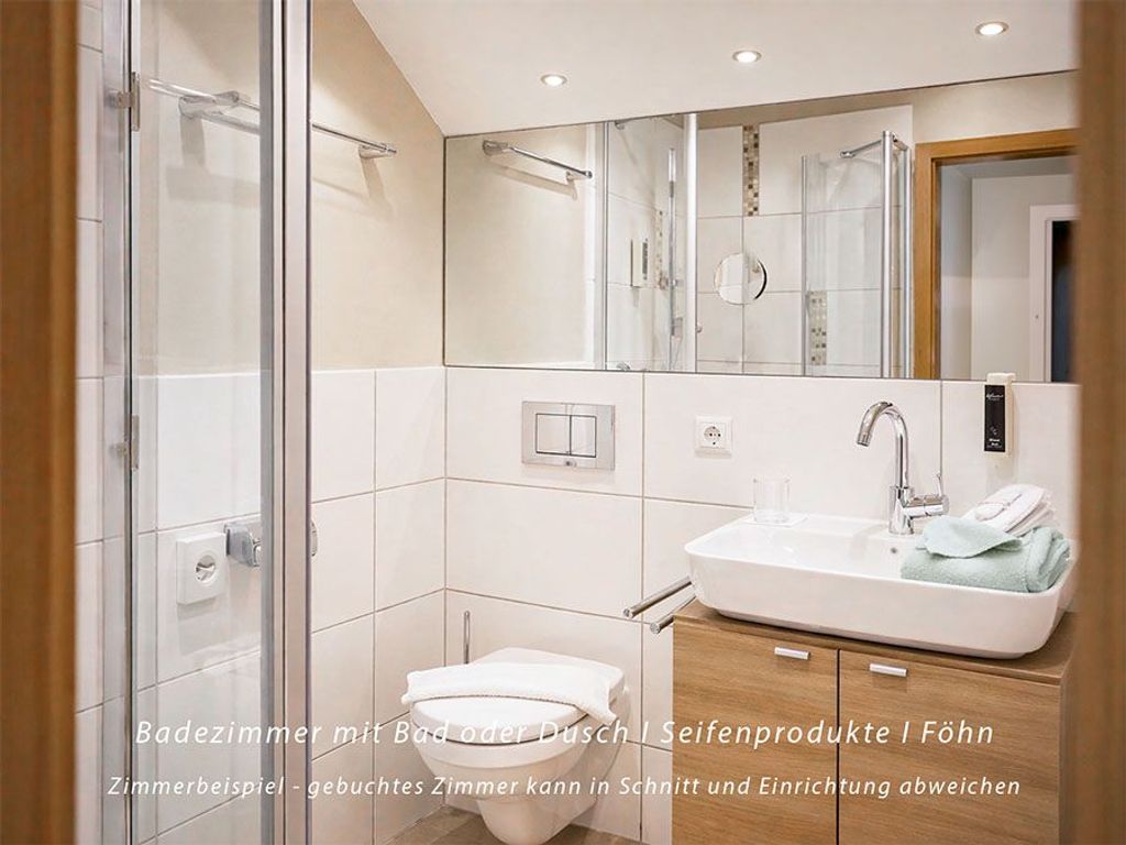 Badezimmer mit Bad oder Dusche