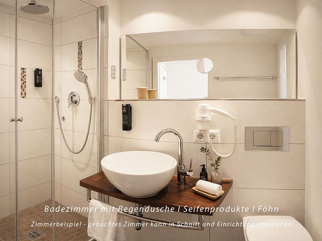 Badezimmer mit Regendusche