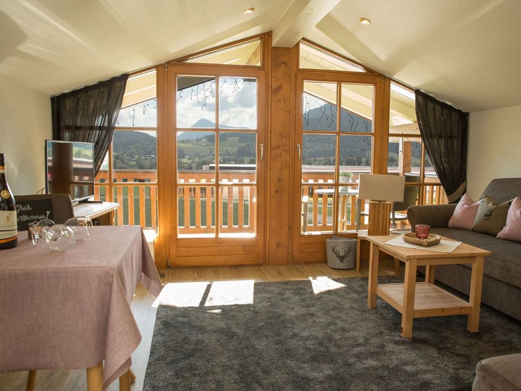 Wohnzimmer m. eigenem Balkon - freier Rauschbergblick