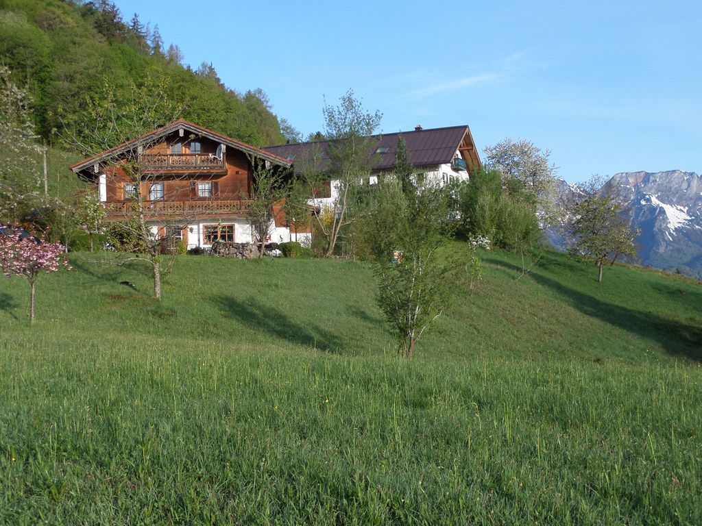 Hausansicht mit Untersberg