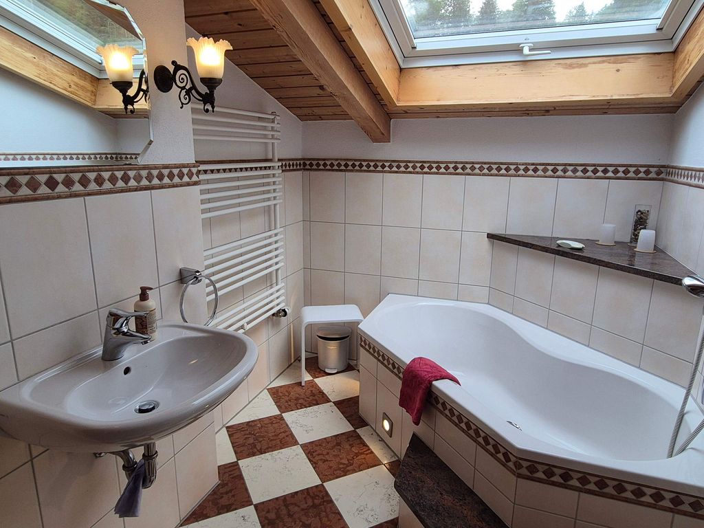 Bad mit Whirlwanne und Dampfdusche, WC