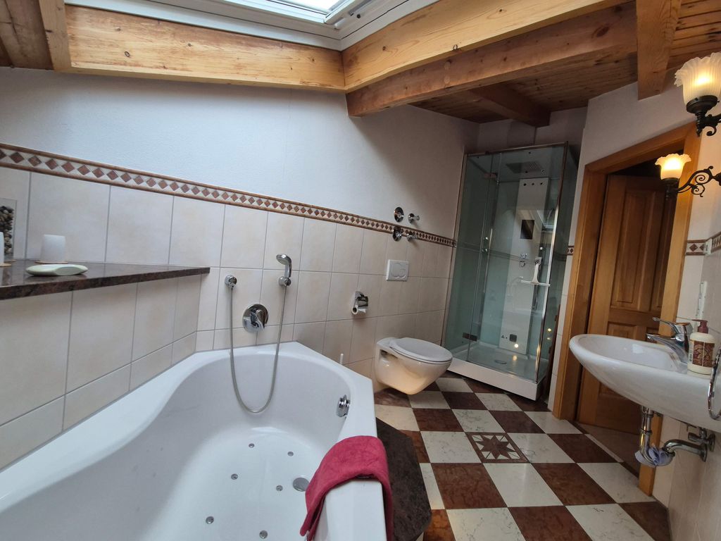 Bad mit Whirlwanne und Dampfdusche