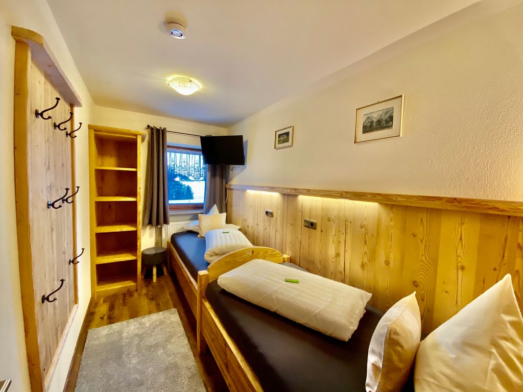 Schlafzimmer 2 mit TV