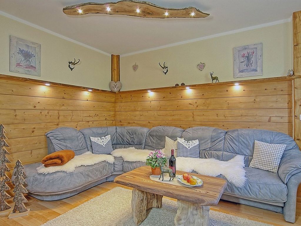 Wohnzimmer mit TV und gemütlicher Couch