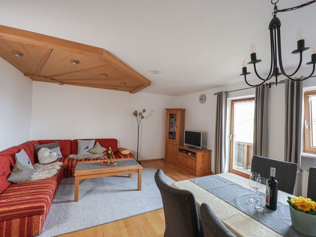 geräumiges Wohnzimmer Ferienwohnung Morgensonne