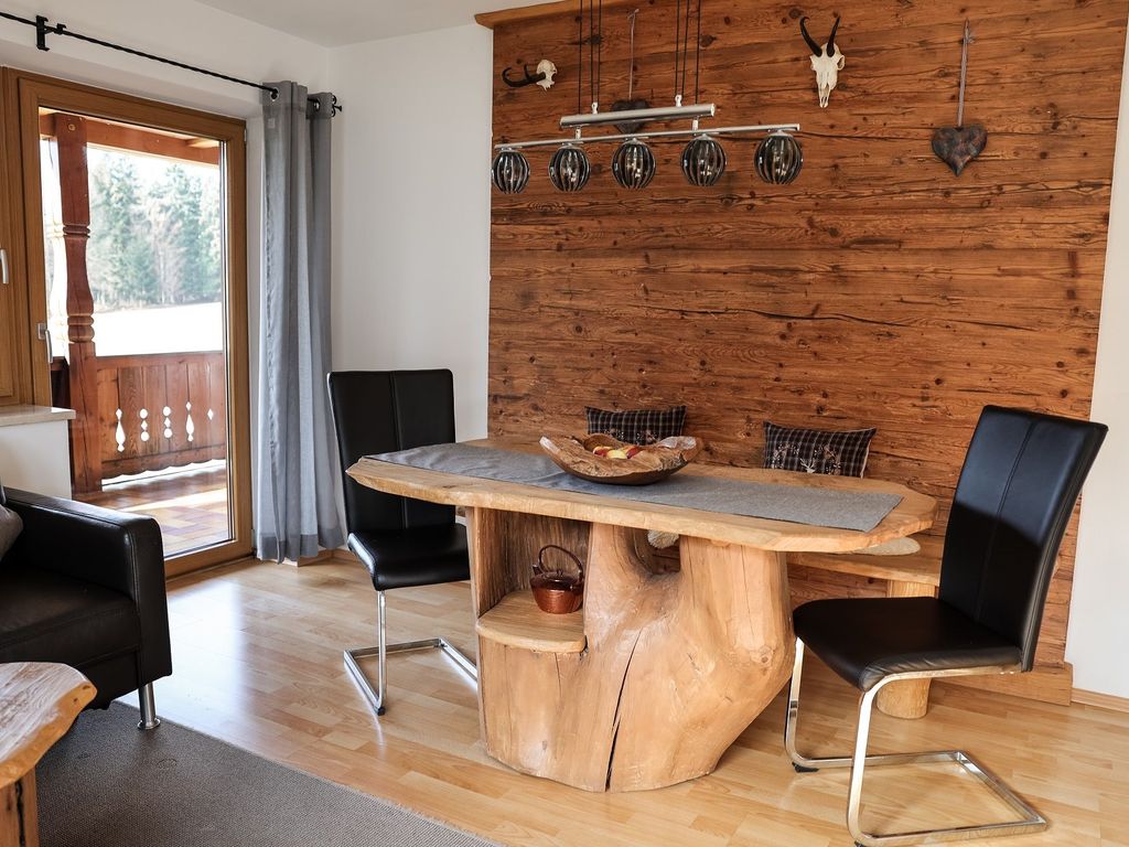 Essbereich Wohnzimmer Ferienwohnung Bergfeuer