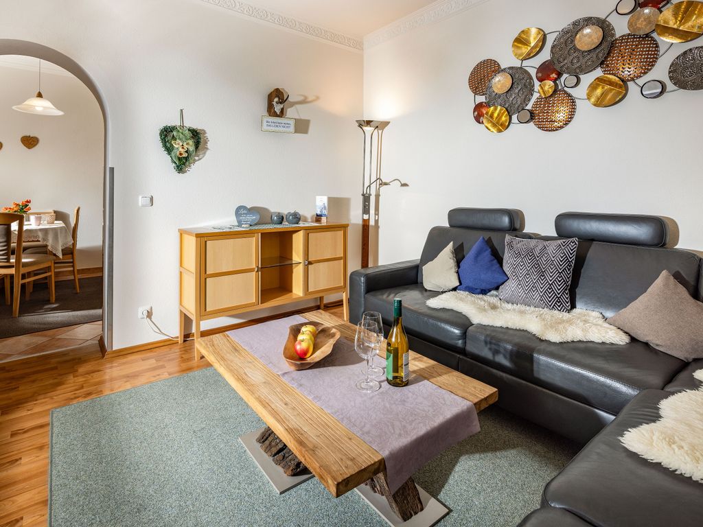 Wohnzimmer mit gemütlicher, hochwertiger Fernsehcouch
