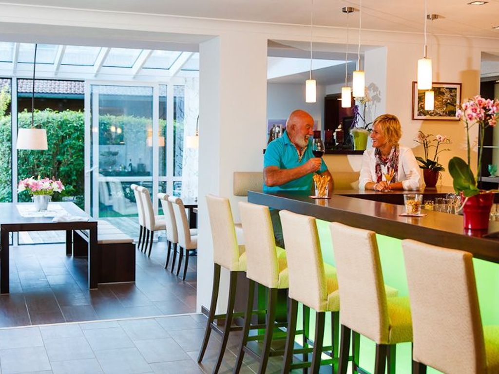 Hotelbar mit Durchgang zum Wintergarten