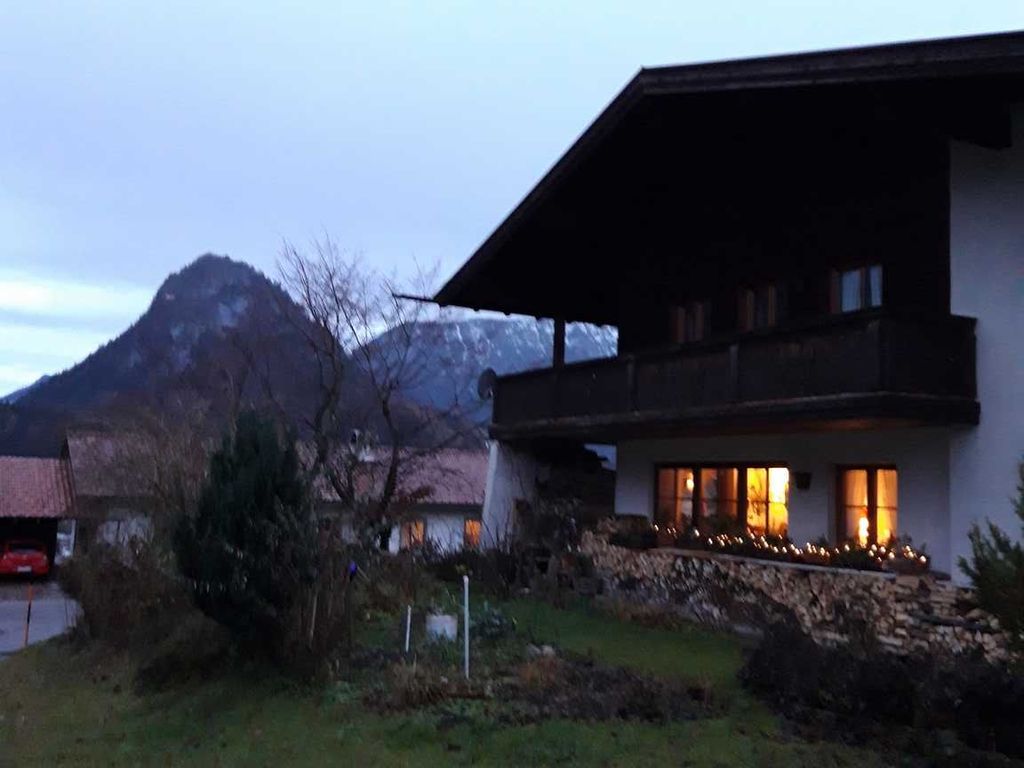 Hausansicht bei Dämmerung