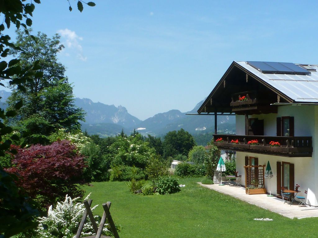 Haus mit Bergpanorama