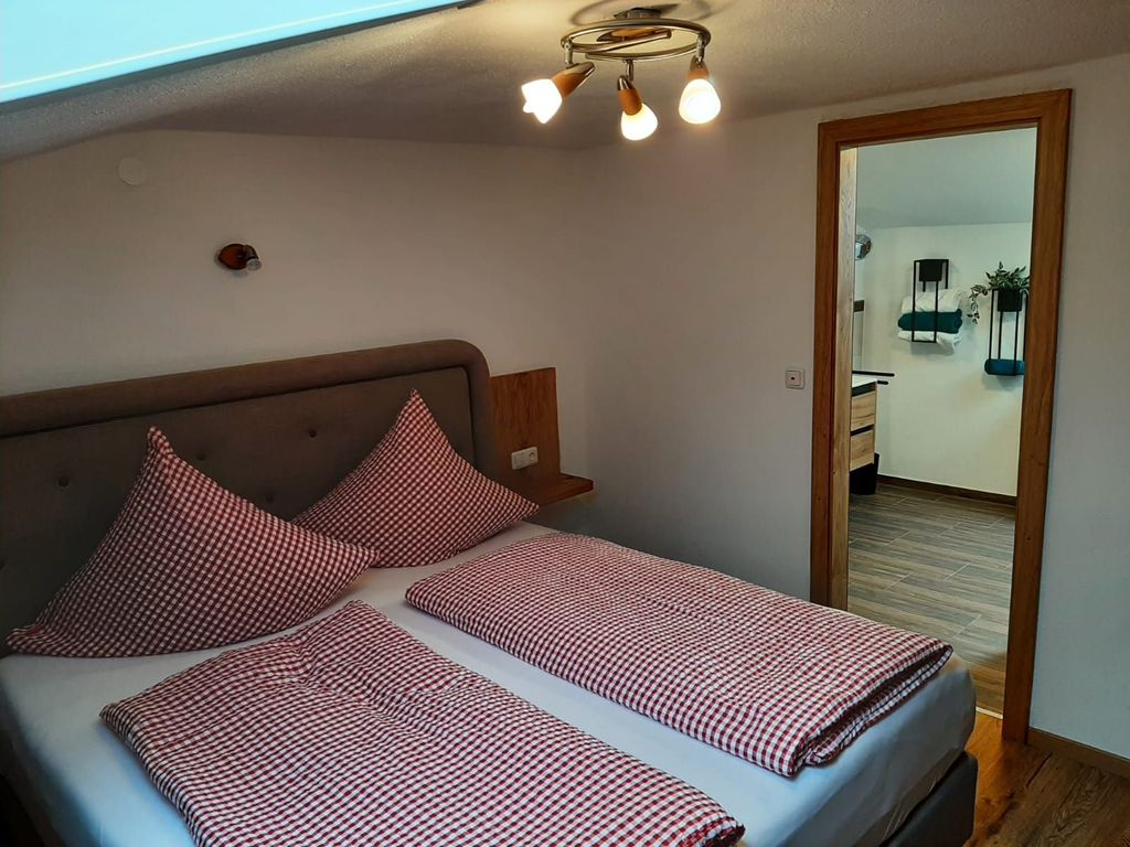 Schlafzimmer 1