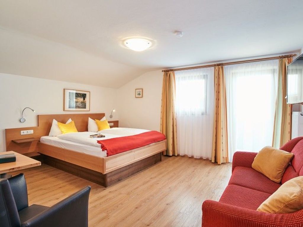 Fewo 3 Berganemone 1. Schlafzimmer mit eigenem Schlafzimmer und Ankleide