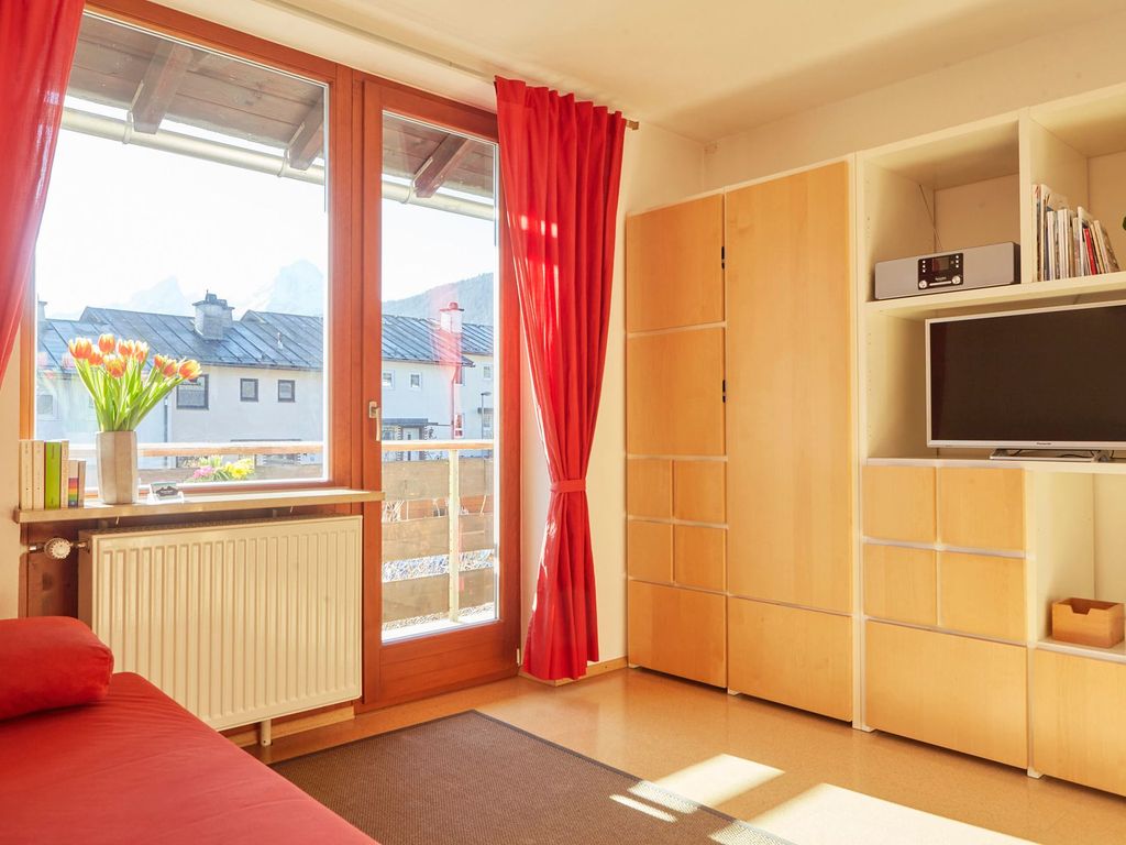 Wohn- und Esszimmer mit Schlafsofa und Watzmannblick