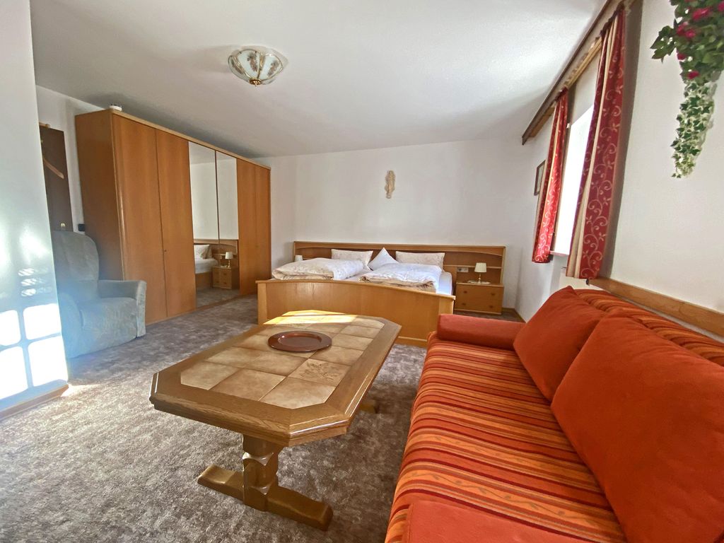 Schlafzimmer mit Doppelbett und Schlafcouch