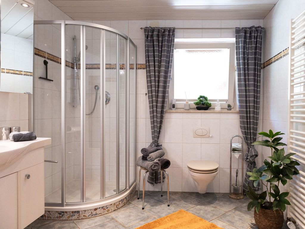 Badezimmer mit Dusche und Waschbecken