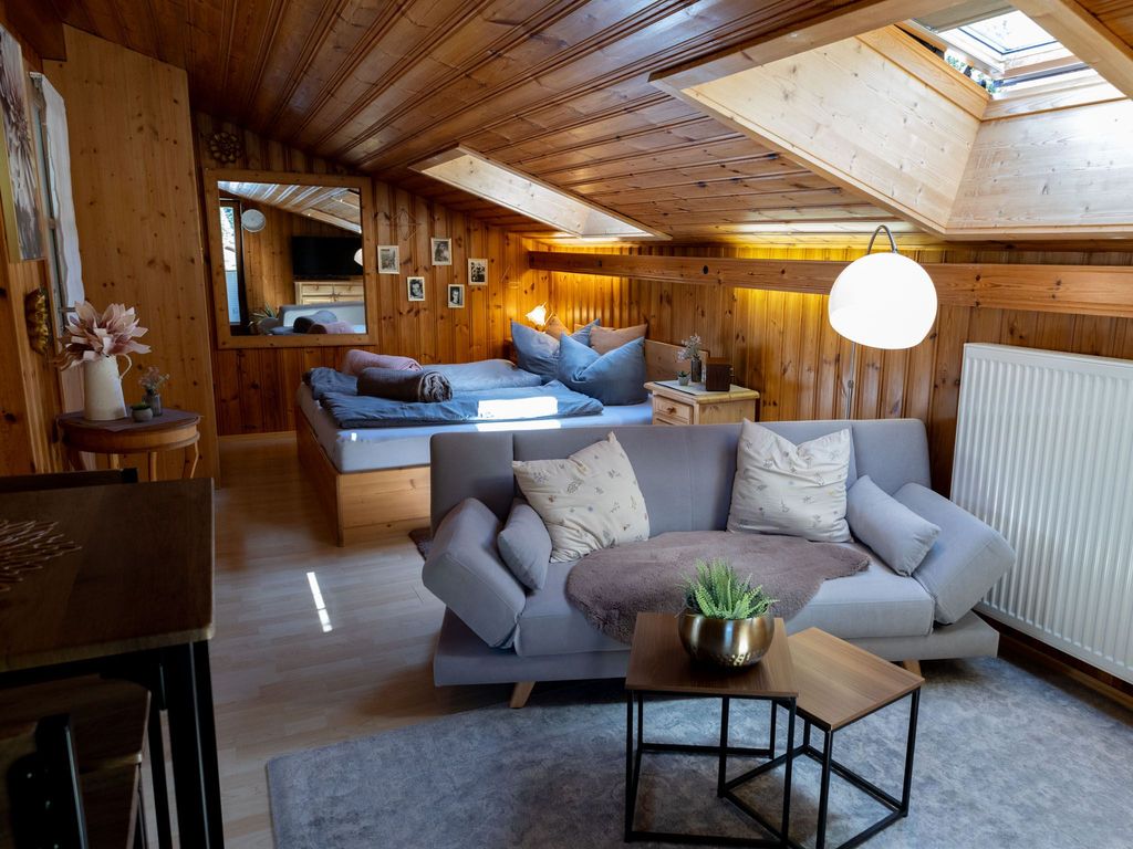 Wohnzimmer mit Blick auf das Bett