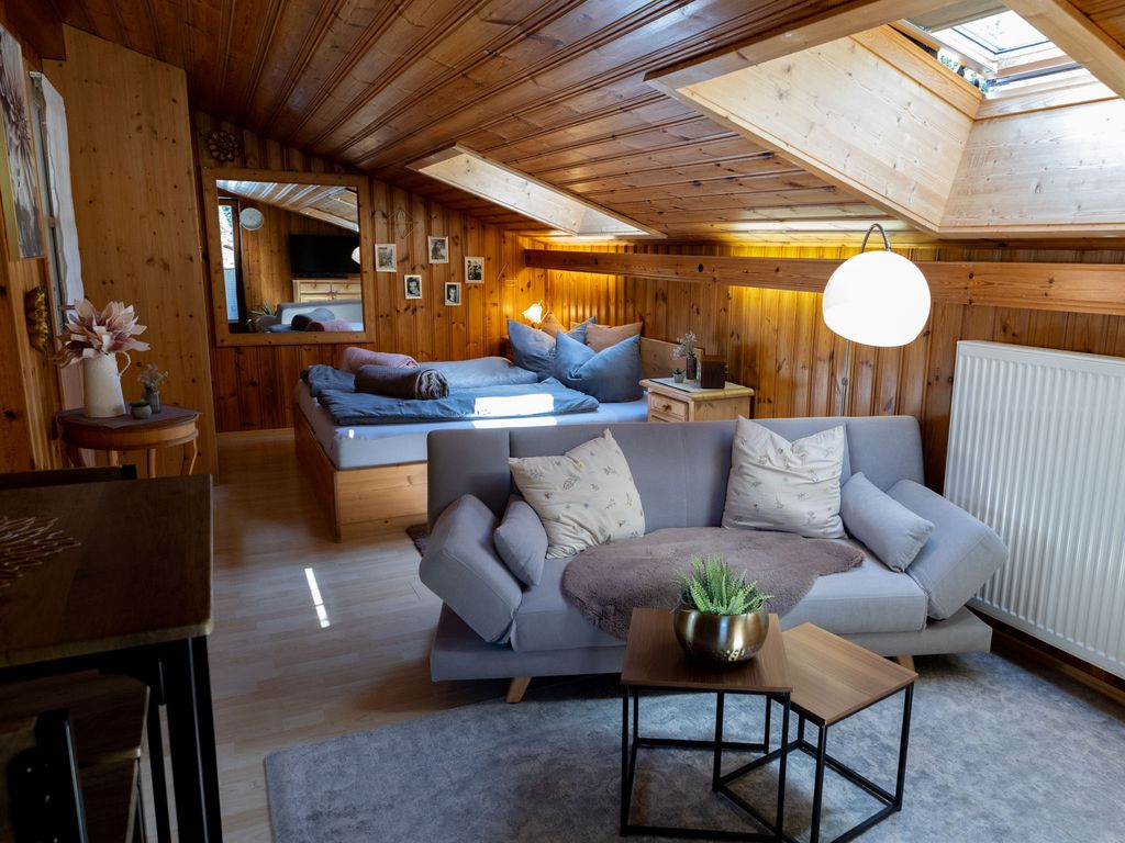 Wohnzimmer mit Blick auf das Bett