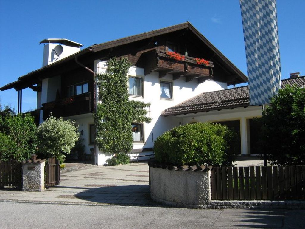 Hausansicht im Sommer