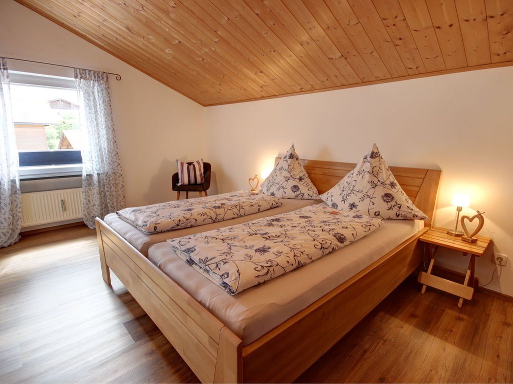 Schlafzimmer 1