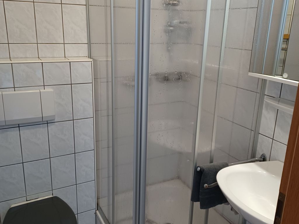 Dusche und WC bei beiden Schlafzimmern
