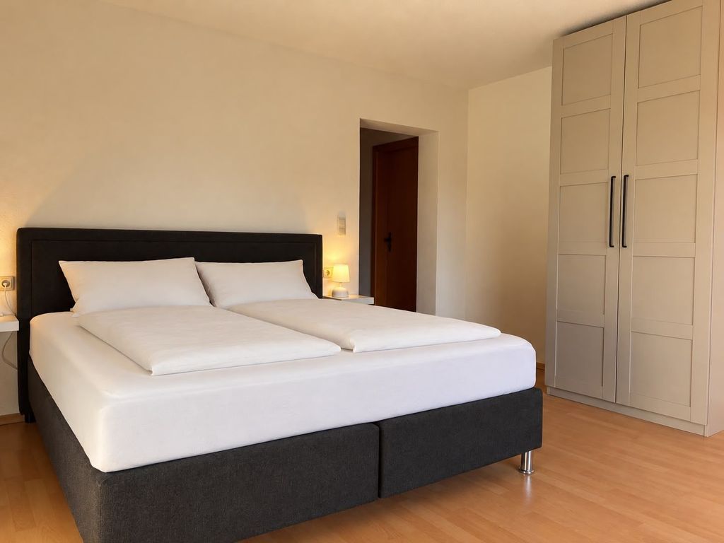 Schlafzimmer 1