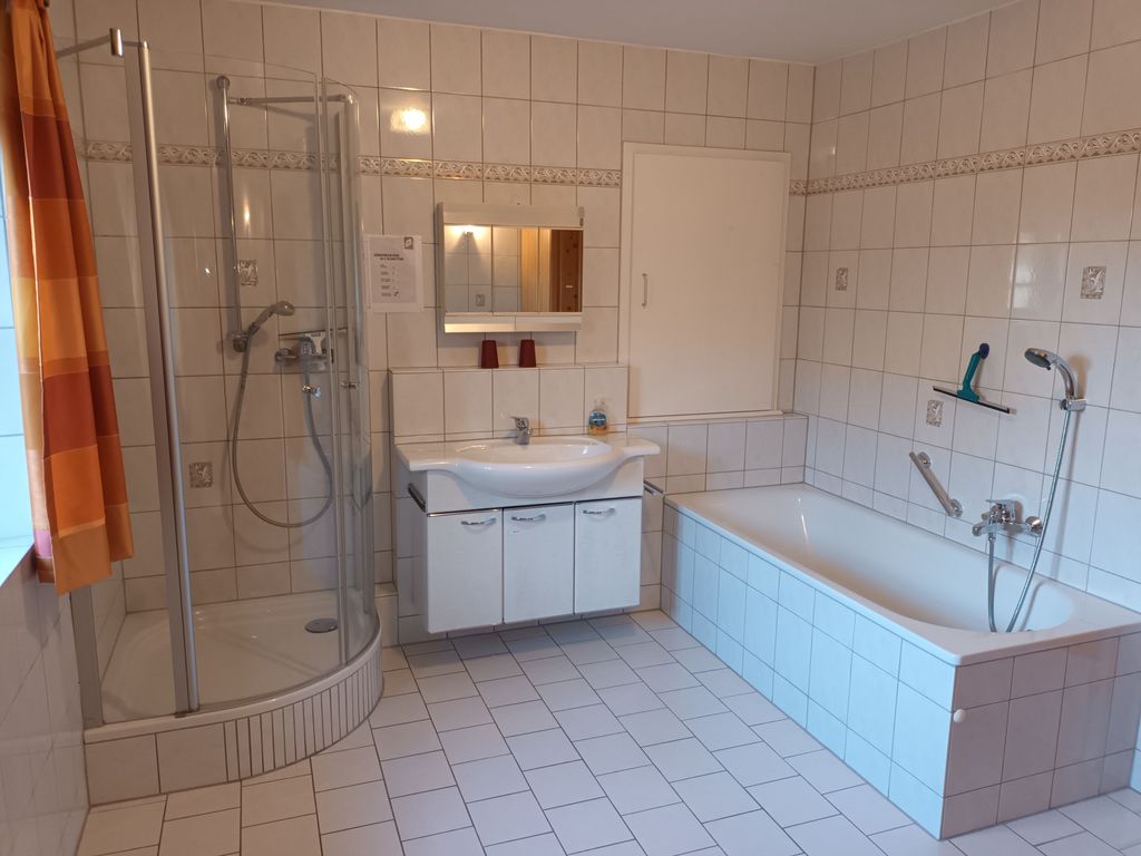 geräumiges Bad