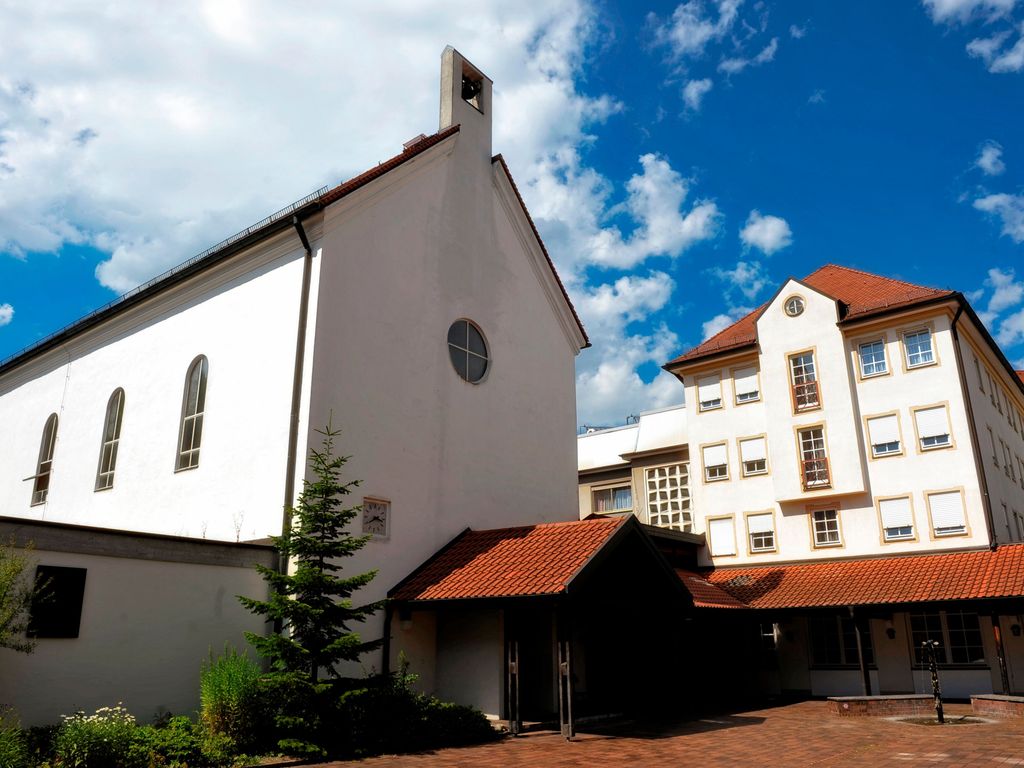 Hausansicht mit Kapelle