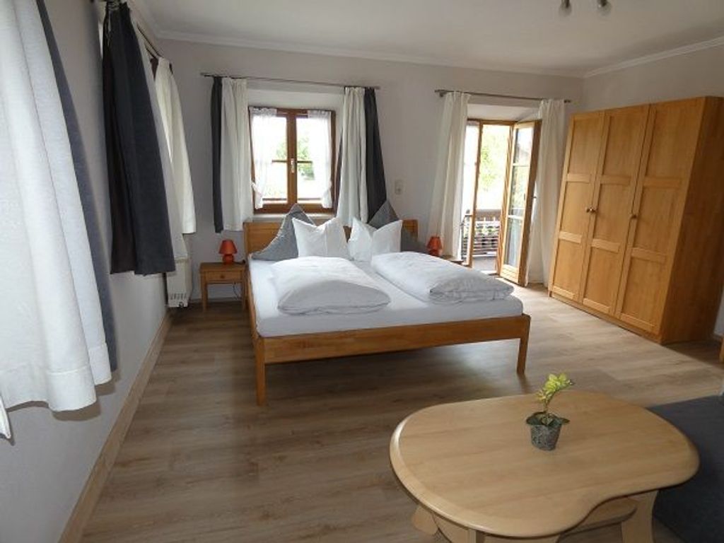 Schlafzimmer 1