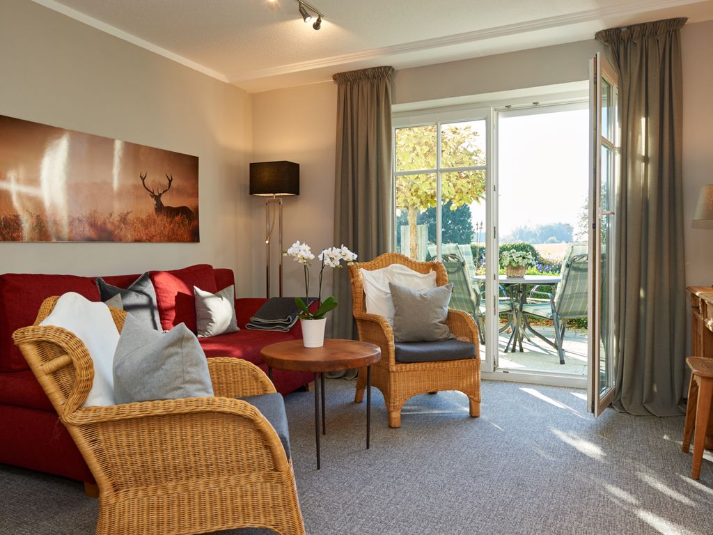 Wohnzimmer mit freien Blick auf Wiese und Wald Ferienwohnung Ober