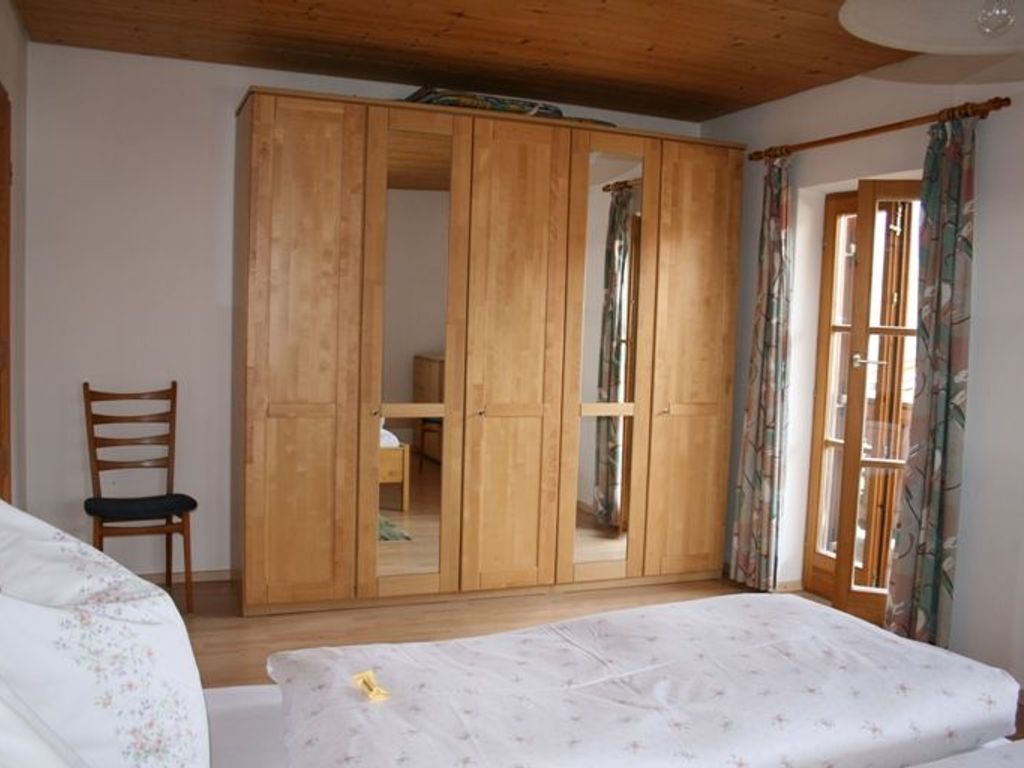 Schlafzimmer mit Balkon in der Ferinewohnung "Heuberg"