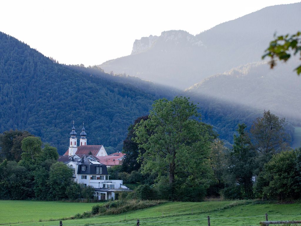 Blick auf Ort mit Kirche