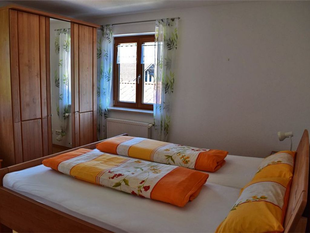 Schlafzimmer mit Doppelbett in der Ferienwohnung Irmgard