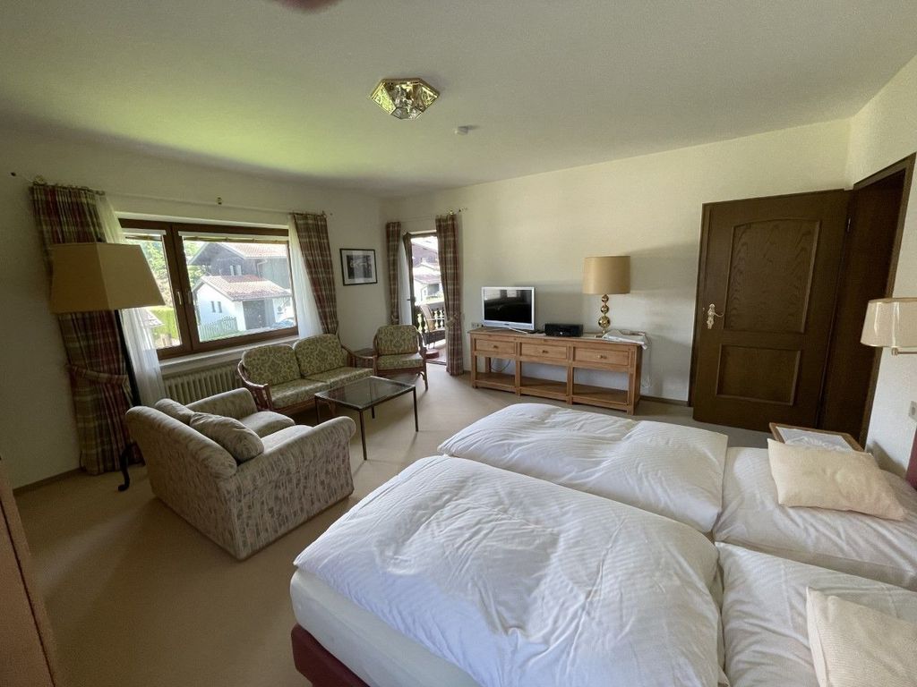 Wohn-Schlafzimmer Wohnung Flora mit Balkontür.