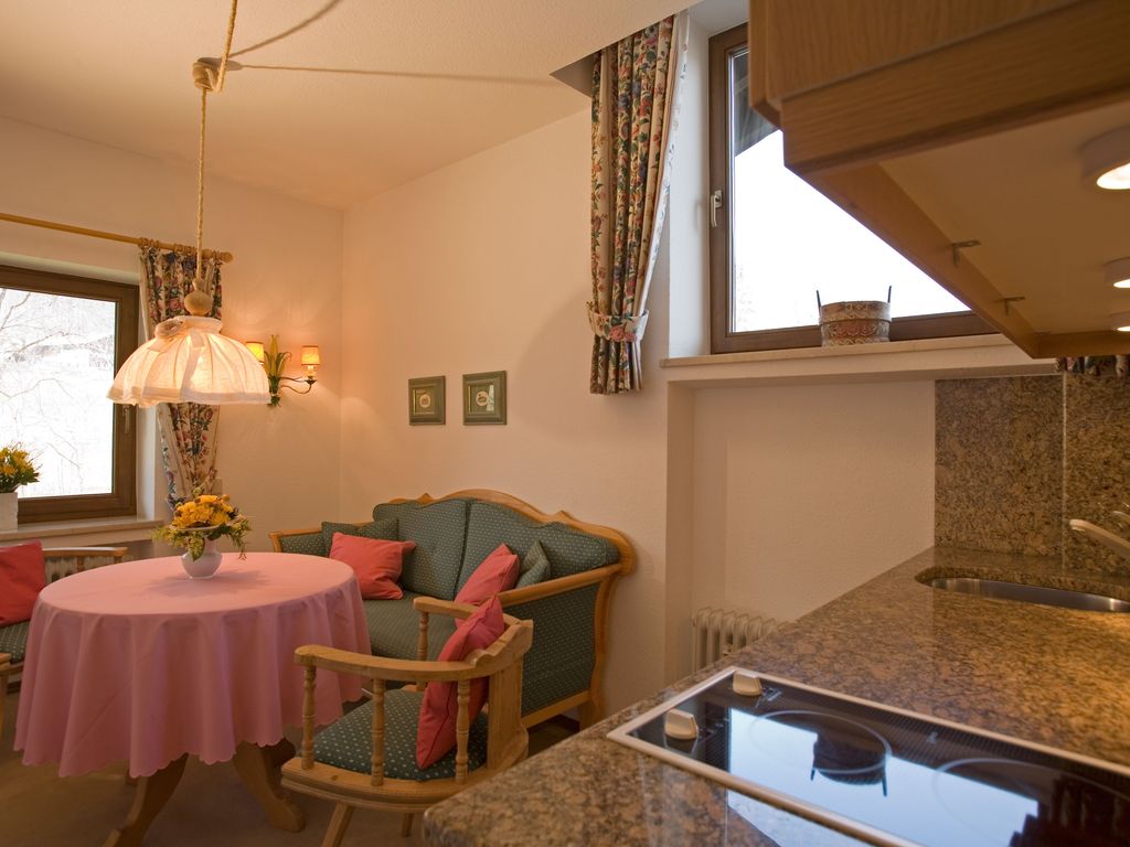 Gemütliche Wohnküche mit Essbereich und TV-Ecke