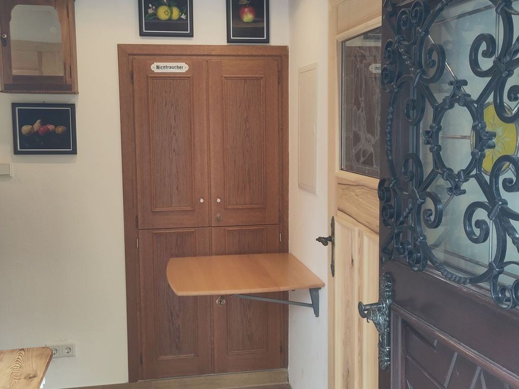 Wohnungstür mit Blick in Essbereich