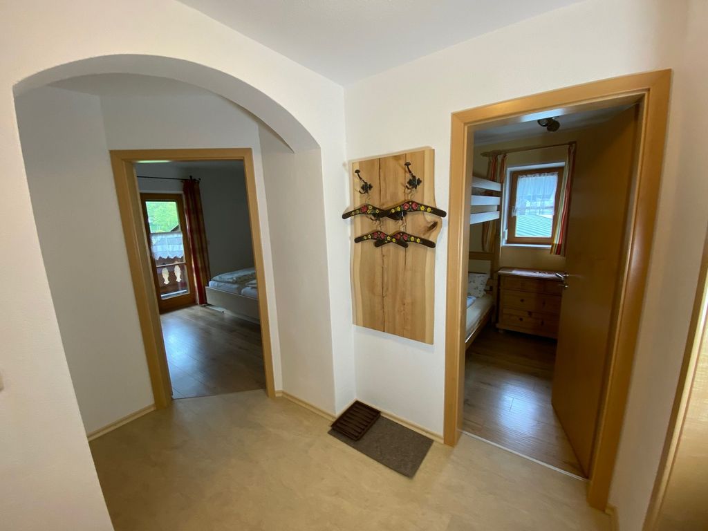 Flur mit Blick ins kleine Schlafzimmer